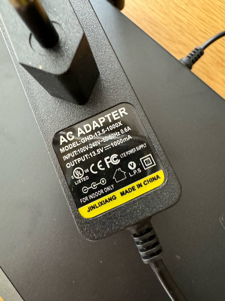 Getestete Funkmikrofone: Detailansicht der Produktangaben auf einem schwarzen Adapter.