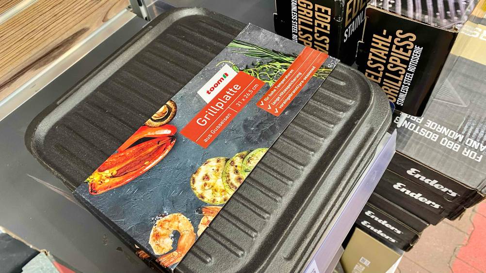 Grillplatte aus Gusseisen getestet: Neben der Platte befinden sich einige Kartons.