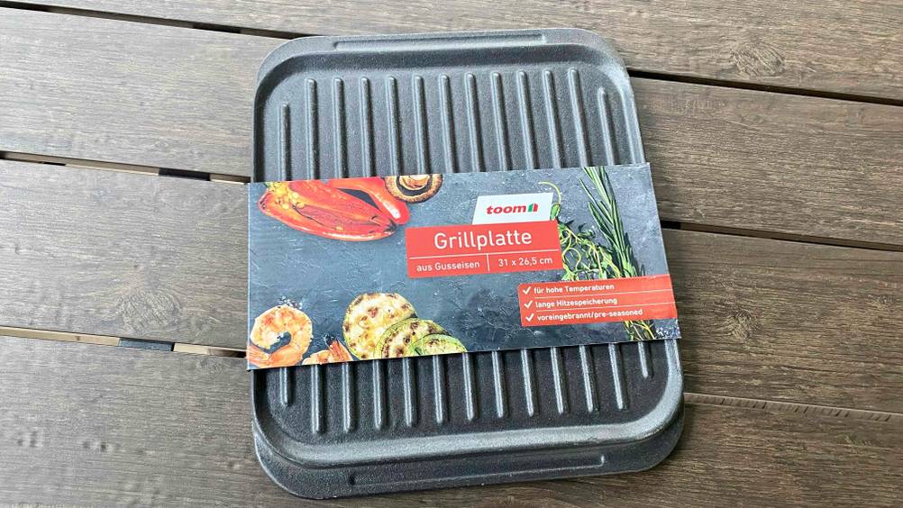 Getestete Gusseisen-Grillplatte liegt auf dem Tisch.