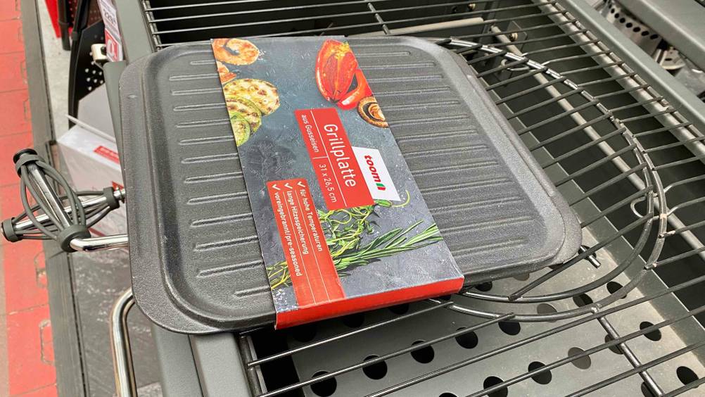 Grillplatte aus Gusseisen im Test: Platte liegt auf einem Grillgitter.