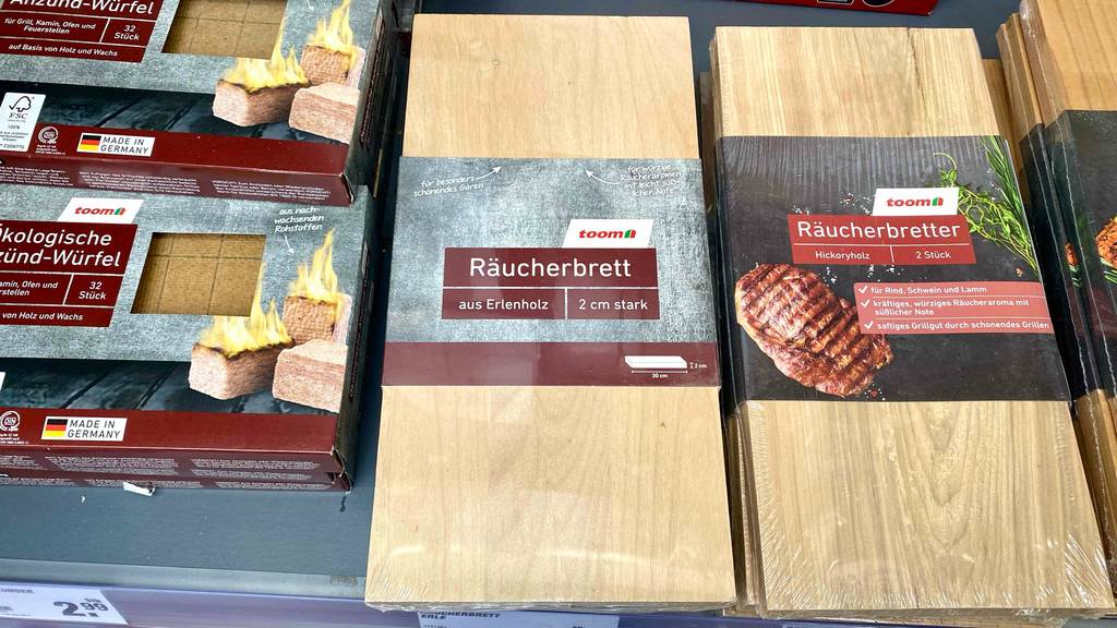 Im Test: In einer Verkaufsfläche liegen mehrere Räucherbretter neben anderen Produkten.