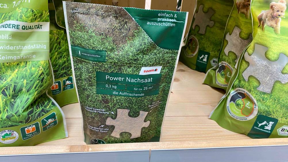 Rasen-Nachsaat getestet: Eine Packung zwischen anderen Produkten in einem Regal.