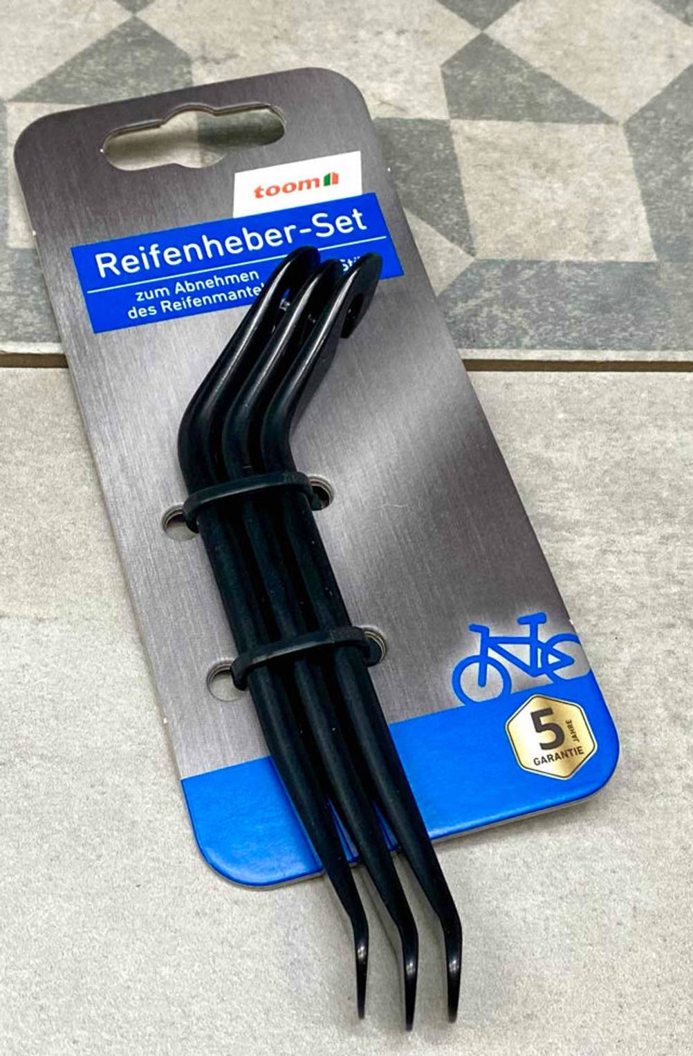 Detailansicht eines verpackten Sets Reifenheber zum Testen.