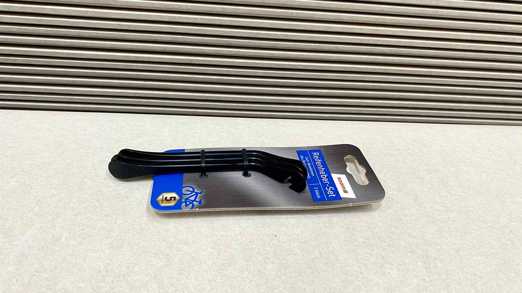 Ein verpacktes Reifenheber-Set im Test von der Seite betrachtet.