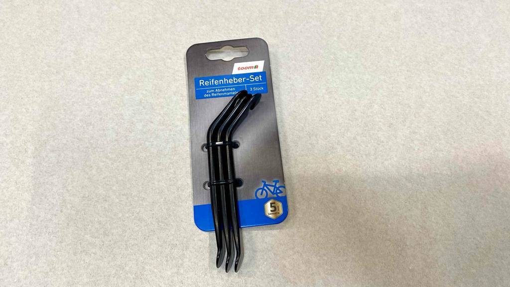 Reifenheber im Test: Ein Set von Toom liegt in der Originalverpackung auf einem hellen Boden.