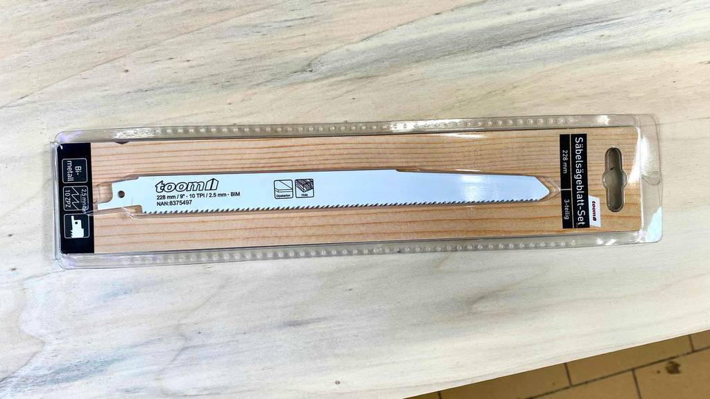 Im Test: Eine transparente Packung Säbelsägeblätter liegt horizontal auf einer hellen Fläche.