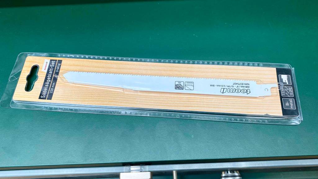Eine Packung der getesteten Säbelsägeblätter liegen horizontal auf einer grünen Fläche.