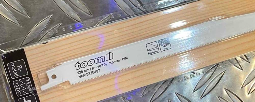 Säbelsägeblätter-Test: Nahaufnahme eines weißen austauschbaren Sägeblatts der Marke TOOM in der Originalverpackung.