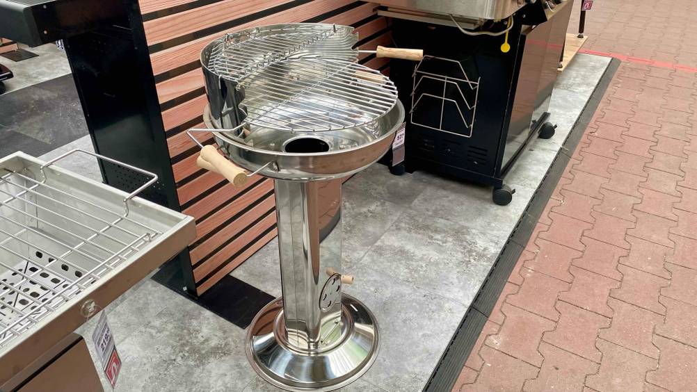 Säulengrill getestet: Grill steht auf dem Boden.