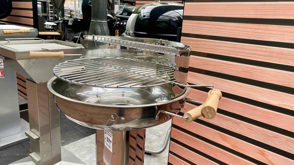 Säulengrill im Test: Am Grill hängt ein Preisschild.