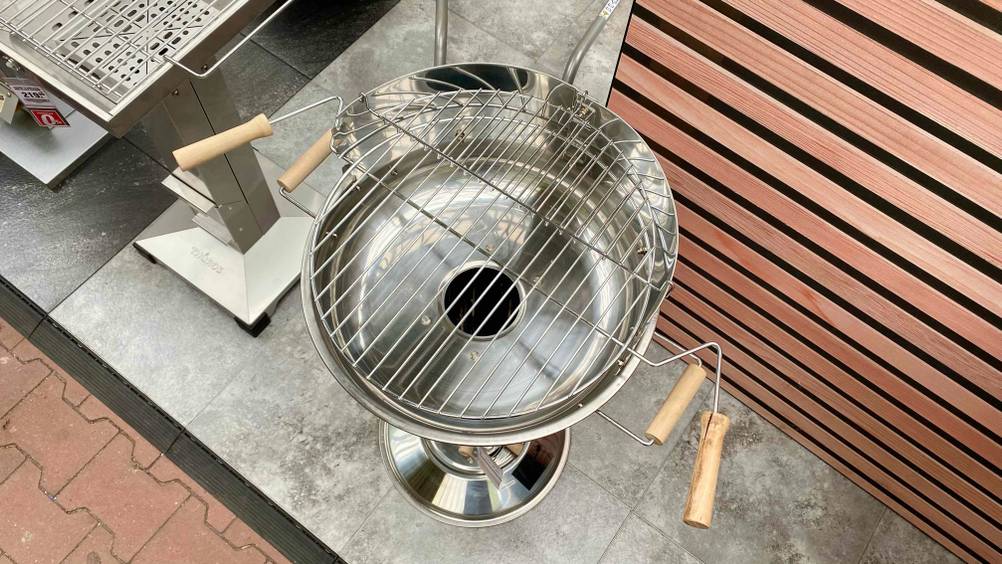 Auf dem getesteten Säulengrill befindet sich ein Grillgitter.