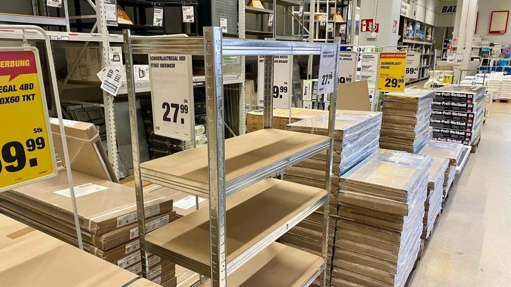 Neben getestetem Schwerlastregal befinden sich weitere Produkte.