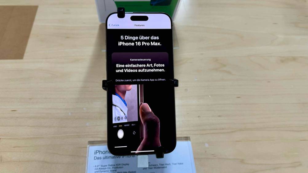 Getestet: Ein Top-Handy auf einem Ständer in einer Verkaufsfläche.