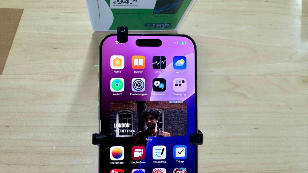 Top-Handy getestet: Nahaufnahme des oberen Bildschirmteils mit Kamera und Apps.