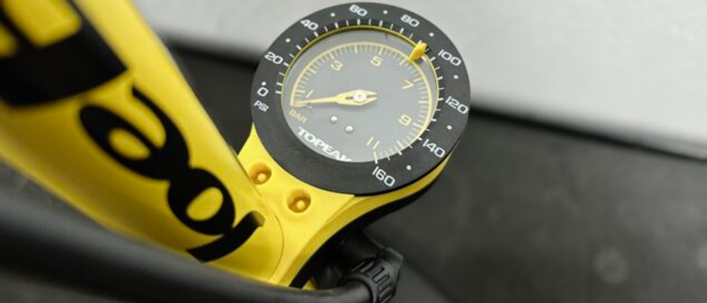 Nahaufnahme des Manometers der Topeak Joe Blow Sport III. Die Druckanzeige zeigt Bar- und PSI-Werte.