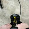 Ein Fahrradreifen wird mit der Topeak Joe Blow Sport III aufgepumpt. Die Füße stabilisieren die Pumpe auf dem Boden.
