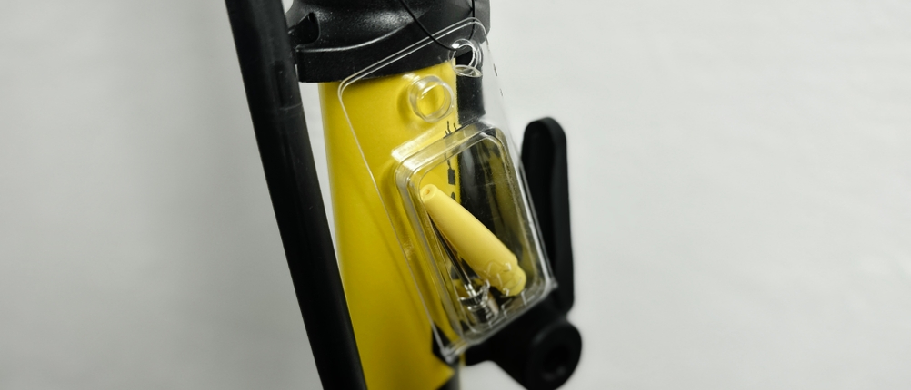 Die Topeak Joe Blow Sport III besitzt ein Kunststofffach mit verschiedenen Adaptern. Der transparente Deckel zeigt den Inhalt gut sichtbar.