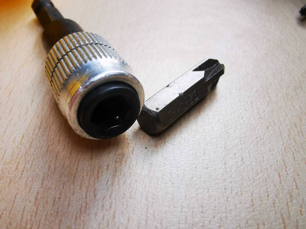 Im Test: Ein Bit liegt neben einem Bithalter.