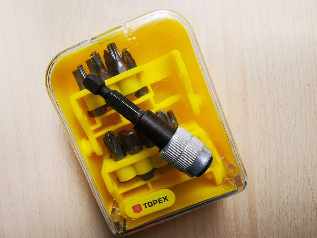 Ein Bithalter liegt zum testen auf einer Box mit Bits.