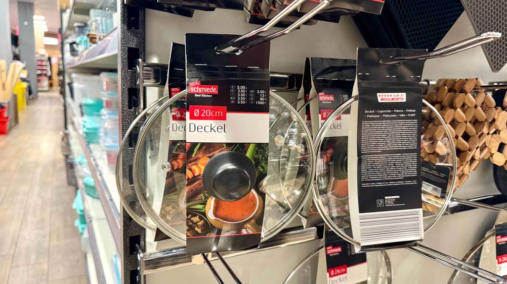 Getestet: Mehrere Topfdeckel hängen in einem Verkaufsregal.