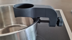 Halterung des Sous-Vide-Sticks ist an einem Topf befestigt.