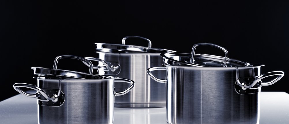 Drei Töpfe mit Deckel nebeneinander.