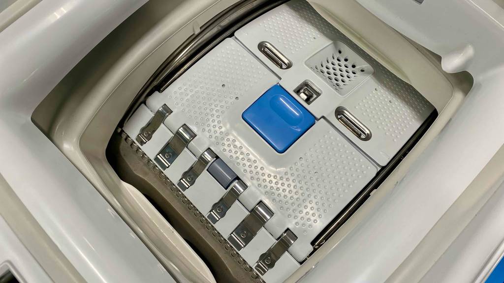 Innenraum von einer getesteten Toplader-Waschmaschine.