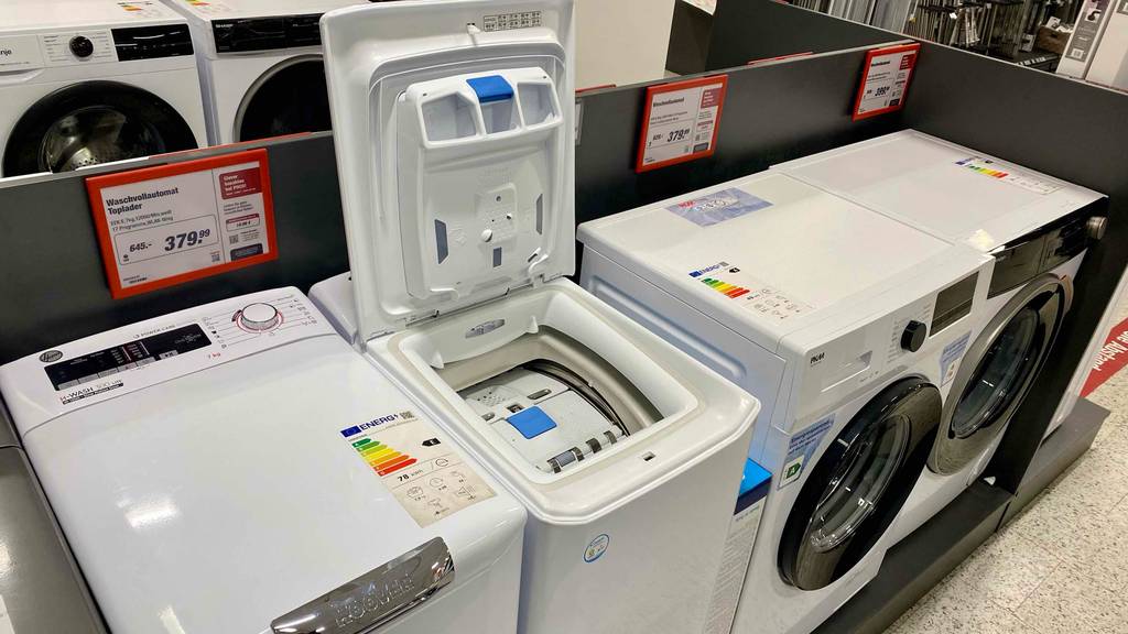 Eine Toplader-Waschmaschine im Test: Eine geöffnete Waschmaschine befindet sich Ausstellungsstück in einem Geschäft.