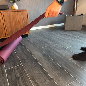 Eine Person rollt die Toplus-Yogamatte aus