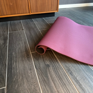 Ein leicht eingerolltes Ende der Toplus-Yogamatte