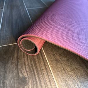 Ein noch eingerolltes Ende der Toplus-Yogamatte