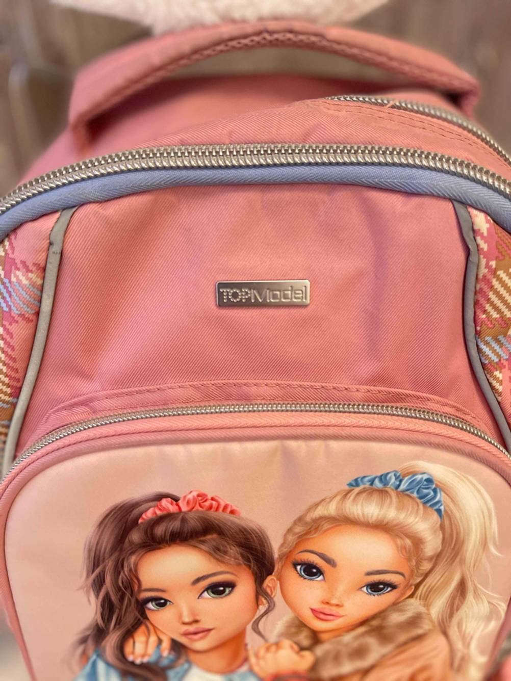 Auf einem getesteten Kinderrucksack ab 8 Jahren ist der Markenname als Plakette aufgenäht.