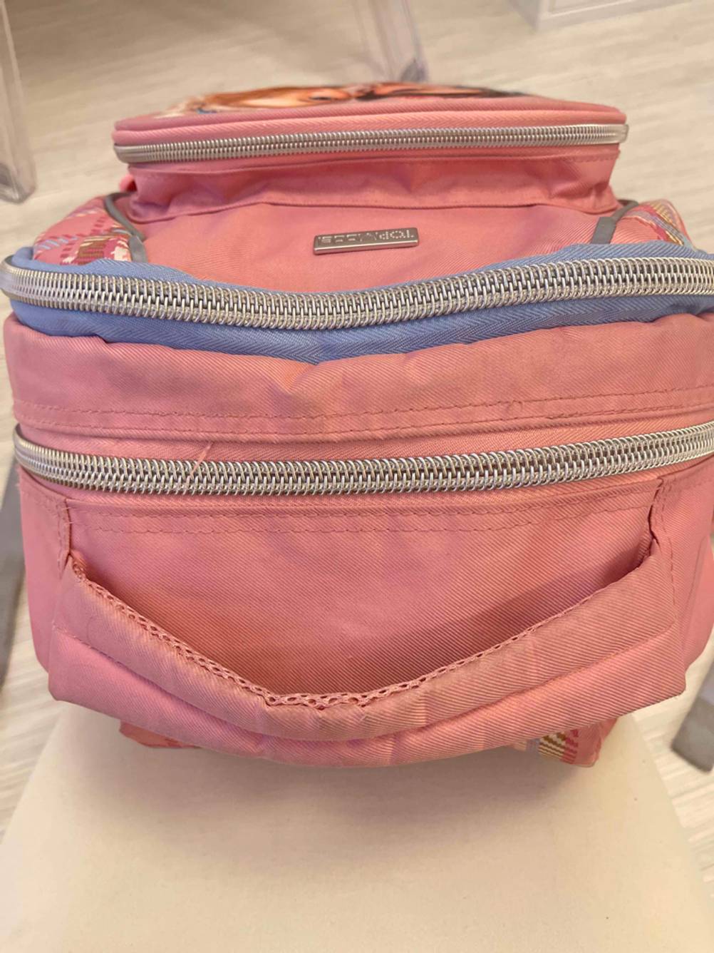 Kinderrucksack ab 8 Jahren-Test: Blick von oben auf den Tragegriff und die geschlossenen Taschen.