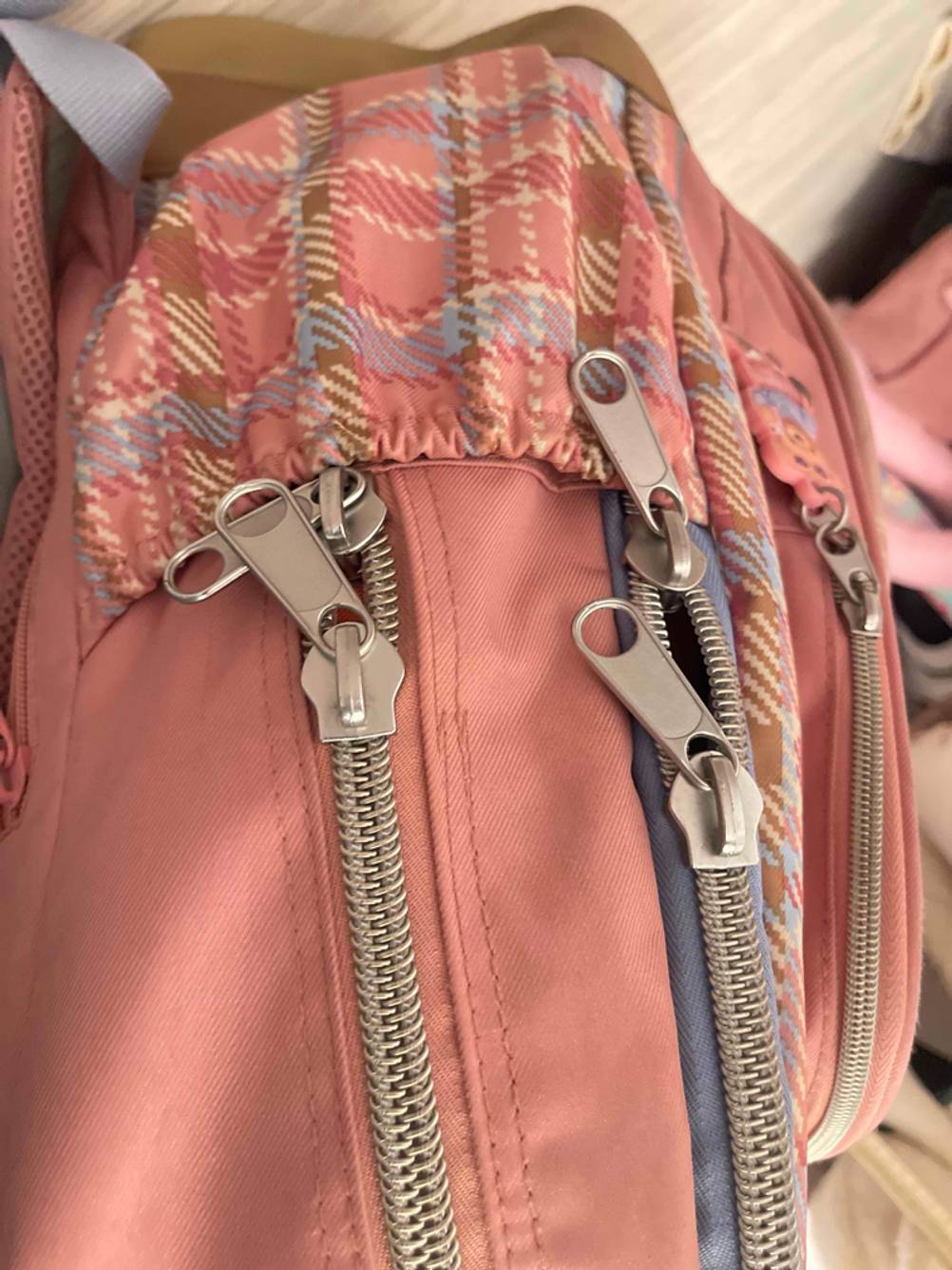 Detailansicht der Reißverschlüsse von einem getesteten Kinderrucksack ab 8 Jahren.