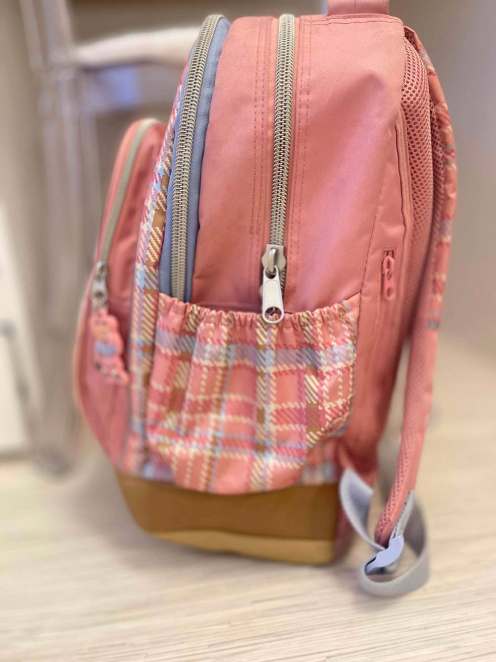 Kinderrucksack ab 8 Jahren im Test: Seitenansicht mit Außentasche.