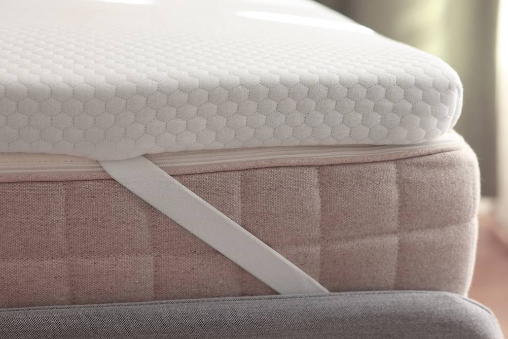 160x200-Topper-Test: Ein Topper ist mithilfe von elastischen Gummibändern an den Ecken mit der Matratze verbunden.