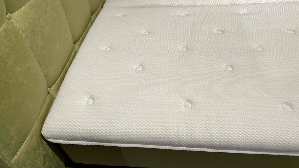 Im Möbelhaus befindet sich ein getesteter Matratzentopper mit einer Länge von 90 cm und einer Breite von 200 cm.