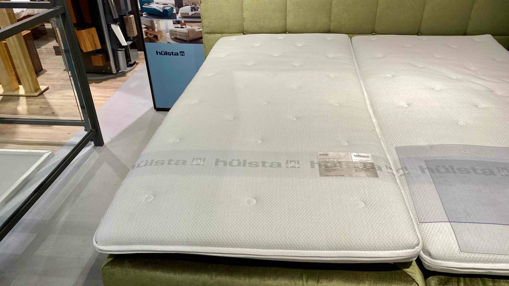 Getesteter Topper mit einer 90x200 cm Abmessung befindet sich im Bett. 