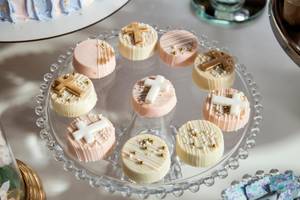 Torten-Deko-Test: Mini-Cakes auf einer Glasplatte, mit Kreuz dekoriert