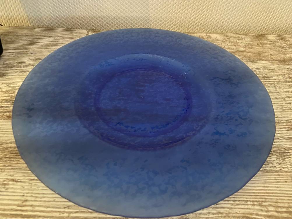 Auf einem Holztisch steht eine blaue Tortenplatte im Test.