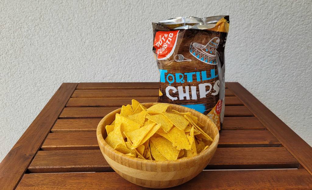 tortilla-chips in der schüssel