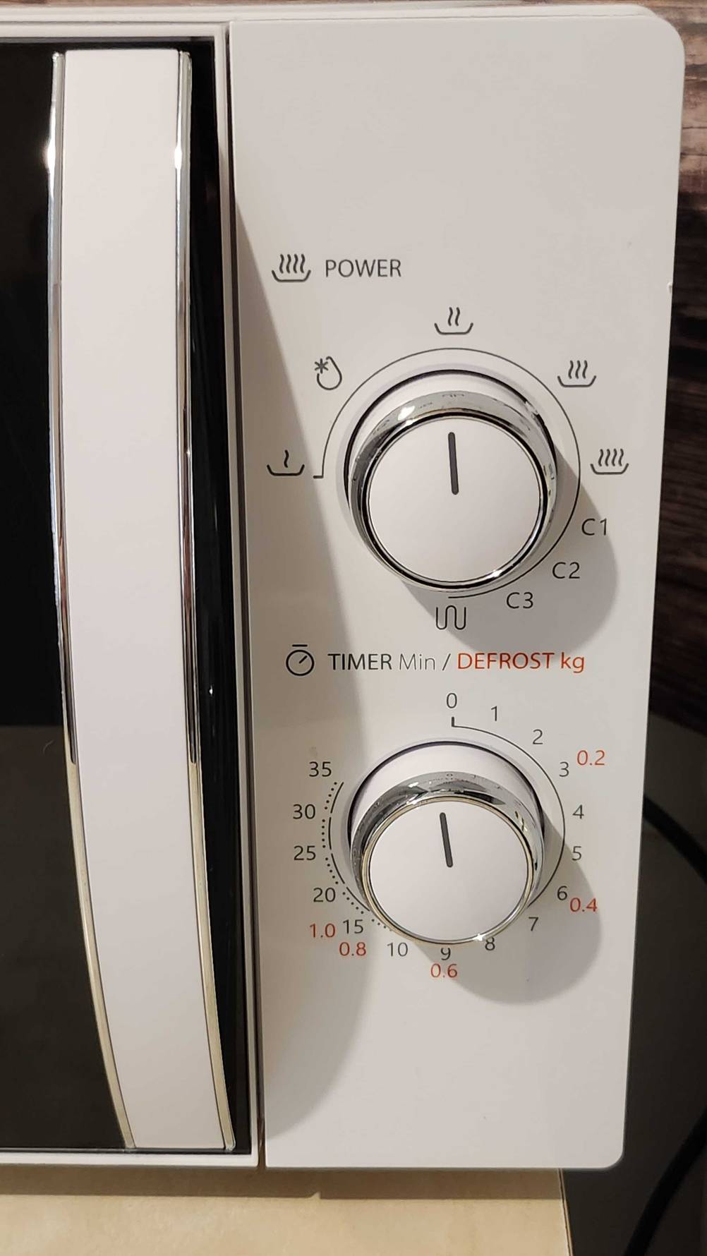Toshiba-Mikrowelle im Test: Detailansicht der Einstellungsdrehknöpfe für Stufe und Zeit.