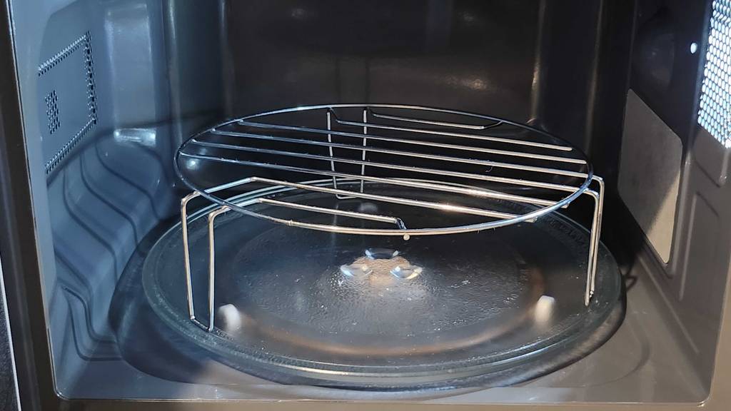 In einer getesteten Toshiba-Mikrowelle steht ein Rost.