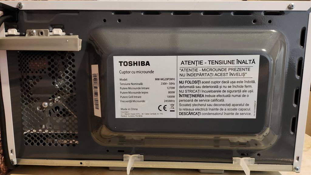 Auf der Rückseite einer getesteten Toshiba-Mikrowelle ist das Modellschild.