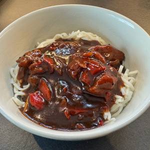 Nudeln mit Fleisch und Soße in einer Schale