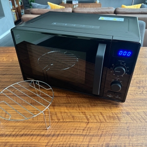 Toshiba MW2-AG23PF(BK) und Grillrost im Vordergrund