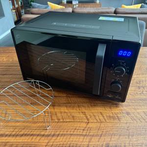 Toshiba MW2-AG23PF(BK) und Grillrost im Vordergrund