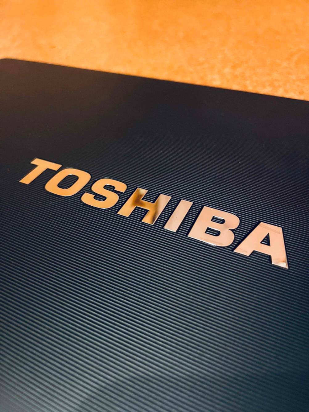 Im Test: Nahaufnahme des Logos eines Laptops bis 400 Euro