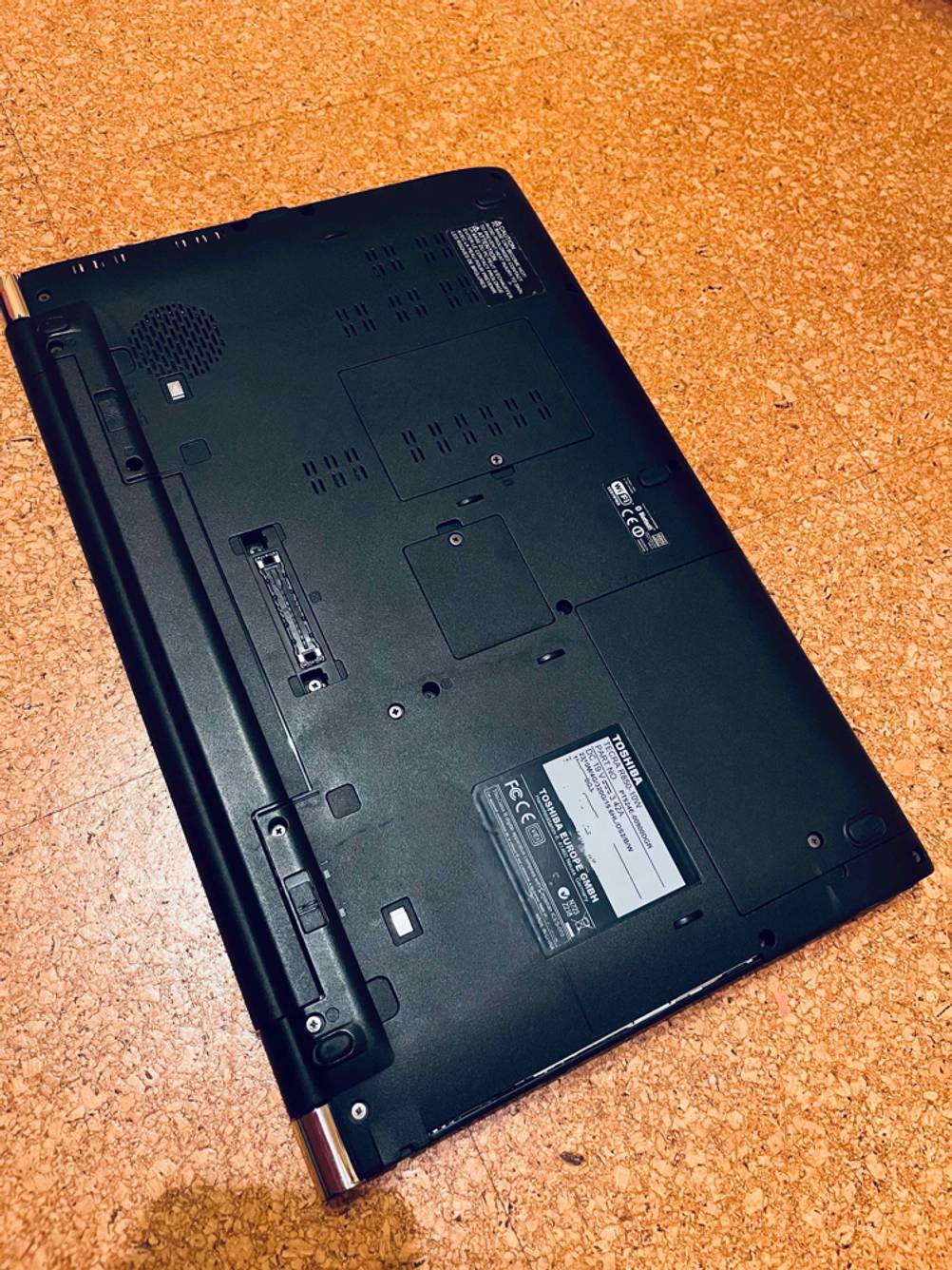 Rückseite eines getesteten Laptop bis 400 Euro mit Informationen zu Modell und Seriennummer.