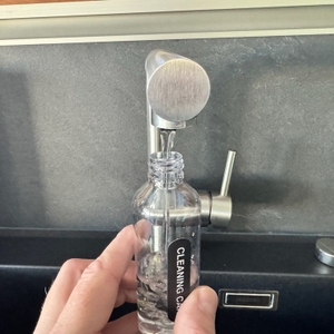 Wasser wird in eine Flasche des Tosima W2 gefüllt